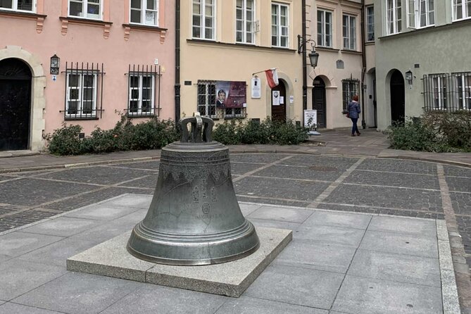 Warsaw's Old Town A Self-Guided Audio Tour - Castle Square and the Royal Castle: How Warsaw Survived