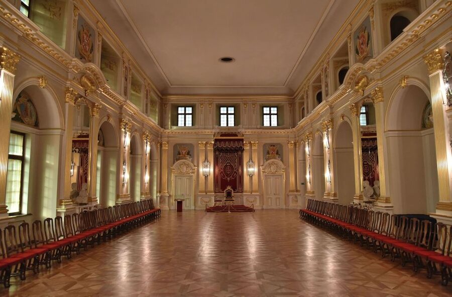 Warsaw: Skip-the-Line Royal Castle Guided Tour - Private vs small group: how your time changes