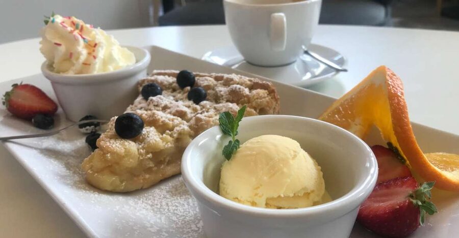 Warsaw: Traditional Food Tour with Old Town Sightseeing - The first restaurant: up to 13 Polish dishes with context