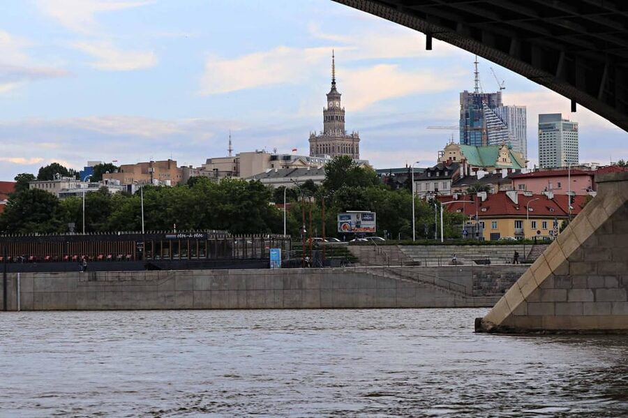 Warsaw: Vistula River Cruise with Your Music & City Views - What to bring, what not to bring, and how to dress for comfort