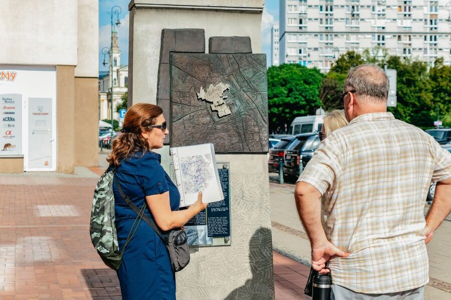 Warsaw: Warsaw Ghetto Private Walking Tour with Hotel Pickup - Monument to the Ghetto Heroes: Remembering Without Turning It Into a Stop