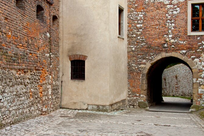Wawel Castle and Cathedral Guided Walking Tour in Kraków - Climbing the tower, touching the Sigismund Bell, and getting real views