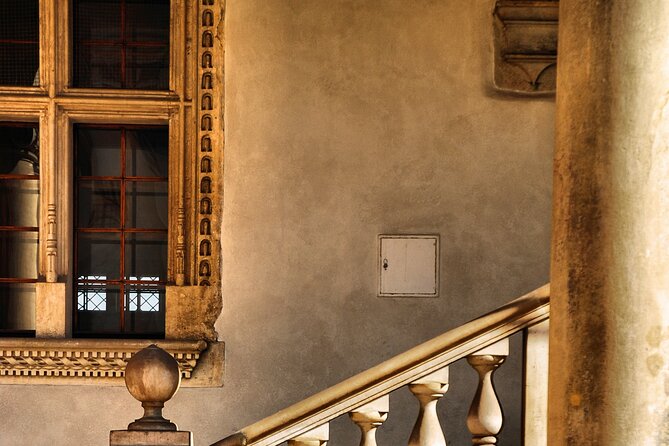 Wawel Castle and Cathedral Guided Walking Tour in Kraków - Down in the royal crypts, where the timeline tightens