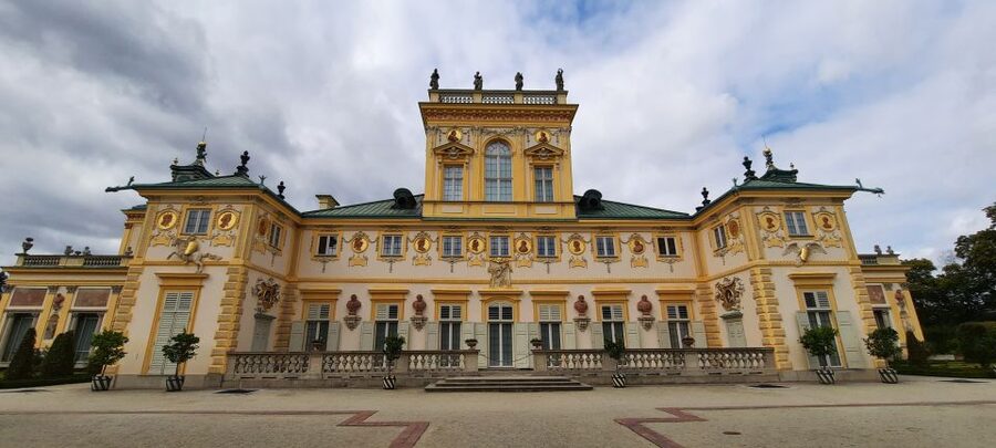 Wilanów Palace: 2-Hour Guided Tour with Entrance Tickets - Entering Wilanów Palace: the 17th-century architecture you can actually see
