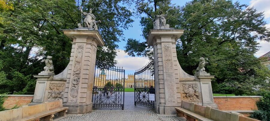 Wilanów Palace: 2-Hour Guided Tour with Entrance Tickets - Royal Library, Queen’s Bedroom, and the palace chapel: what these stops teach you