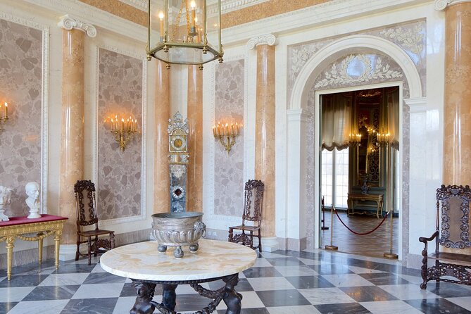 Wilanów Royal Palace + Polish Vodka Museum: SMALL GROUP /inc. Pick-up/ - Polish Vodka Museum at KONESER: Workshops and English-Led Tasting
