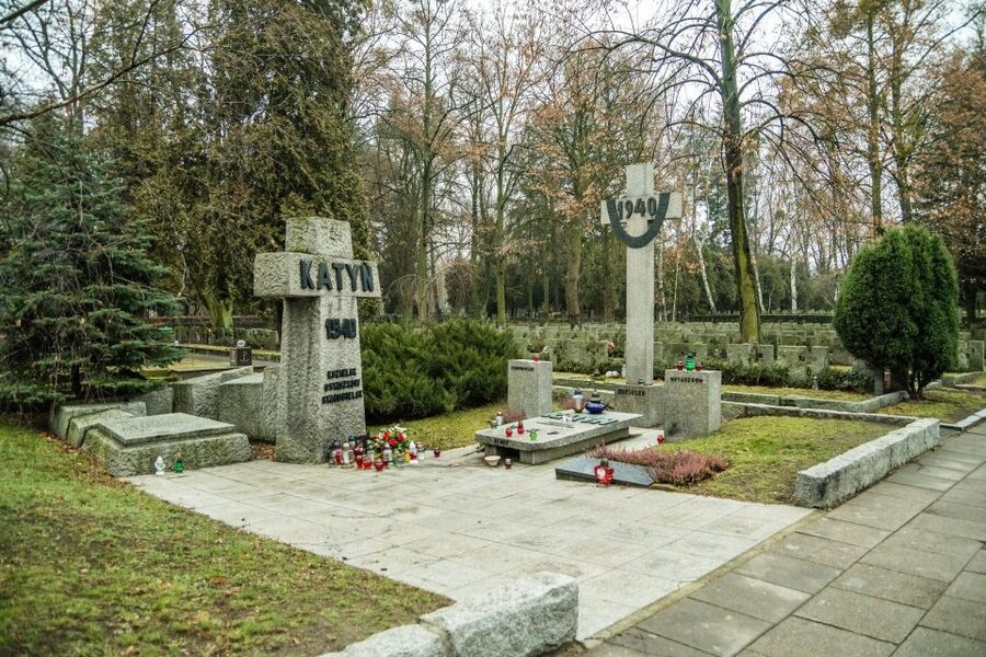 World War II Warsaw Old Town, Military Cemetery Walking Tour - Powązki Military Cemetery and the Military Museum (4-hour option)