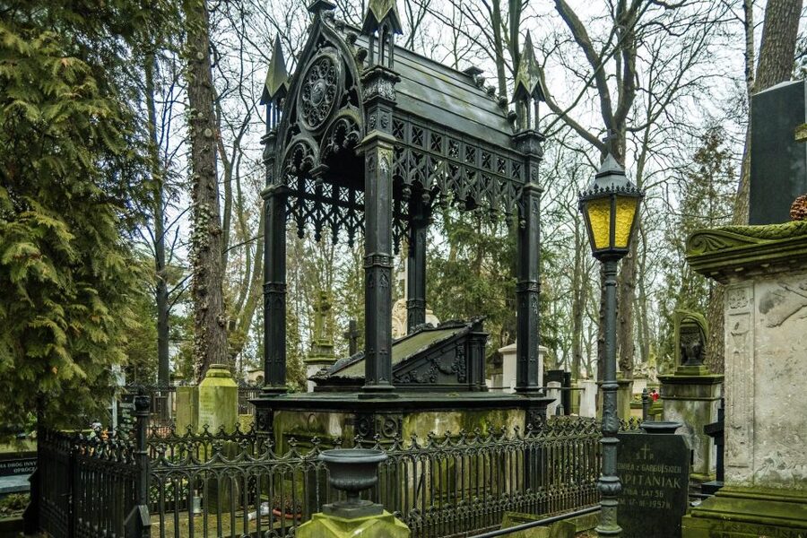 World War II Warsaw Old Town, Military Cemetery Walking Tour - Logistics that actually affect your experience