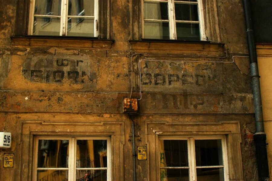 Wroclaw: 2-Hour Mysterious Walking Night Tour - Wzgórze Partyzantów for 25 minutes, a louder pause