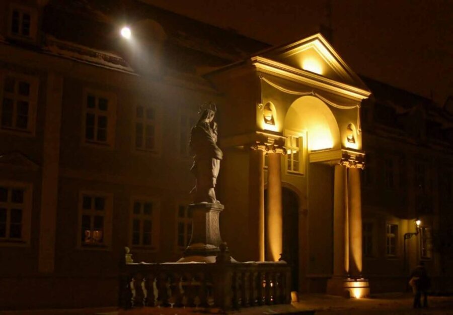 Wroclaw: 2-Hour Mysterious Walking Night Tour - Meeting at Piwnica Świdnicka, right by Old Town Hall