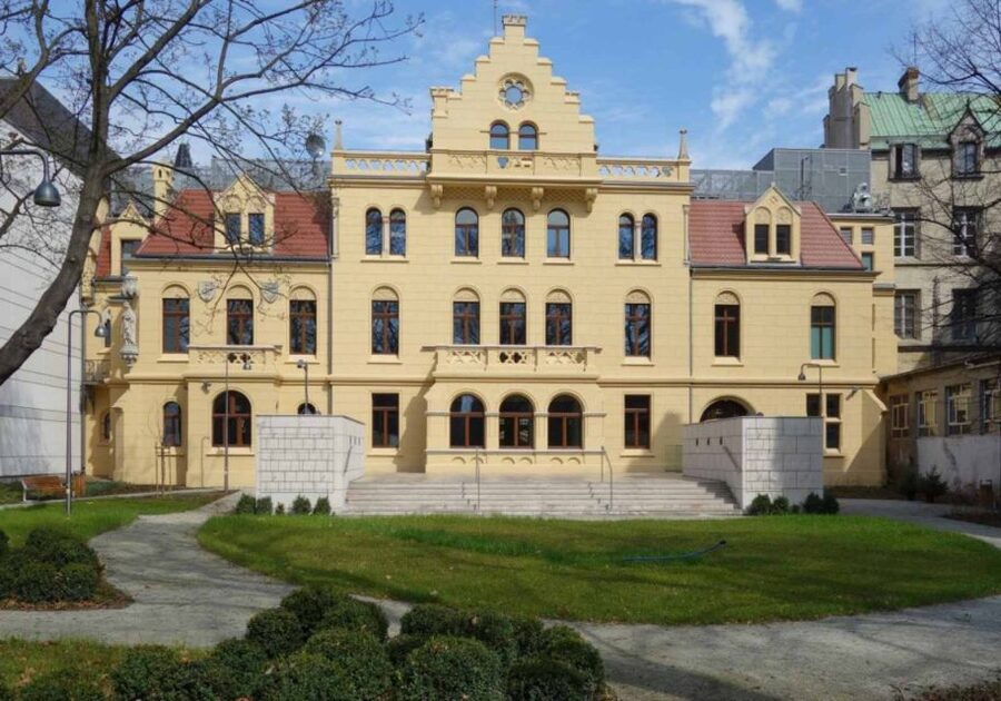 Wrocław: Boat Cruise with licensed guide only for your group - Price and value: $273 per group up to 4 people