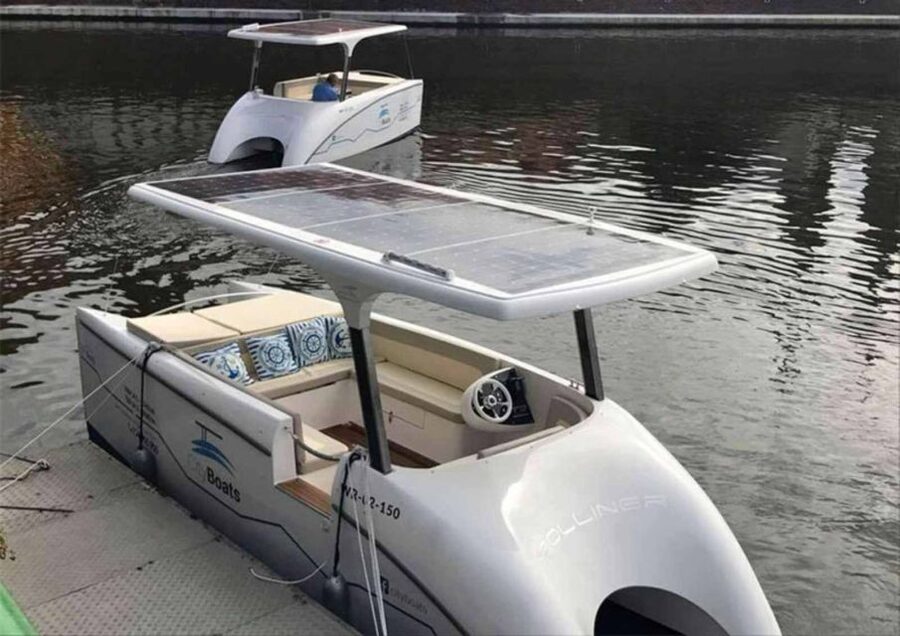 Wroclaw: City Walk and Cruise by Luxury Solar Catamaran - The lit Fencer Fountain stop, plus the student pedestal story
