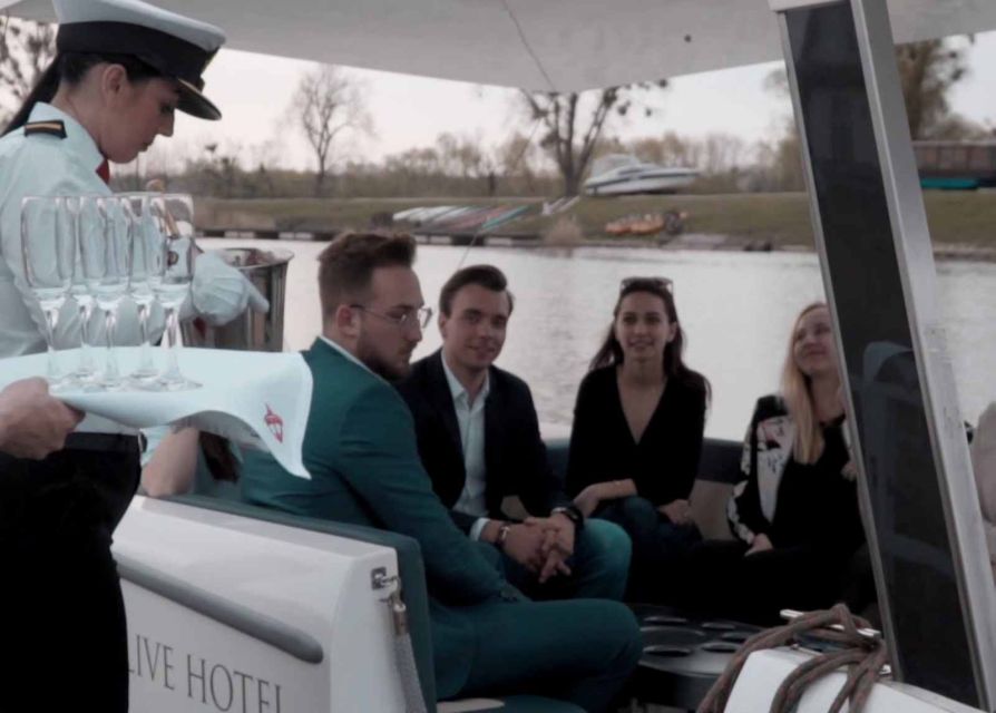 Wroclaw: City Walk and Cruise by Luxury Solar Catamaran - University area and the pass-by rhythm: efficient sightseeing