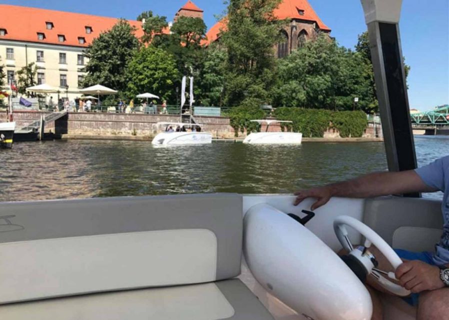 Wroclaw: City Walk and Cruise by Luxury Solar Catamaran - Boarding the solar gondola: quiet power, big atmosphere