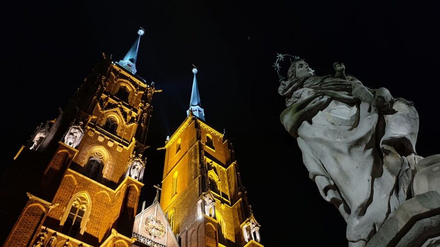 Wroclaw: Guided City Night Tour (2 hours) - From medieval prison vibes to the Fencing Fountain and university views