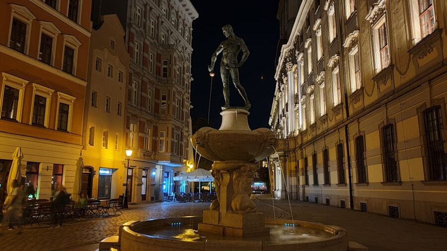 Wroclaw: Guided City Night Tour (2 hours) - Old Matthias Gymnasium and the garden pauses that calm things down