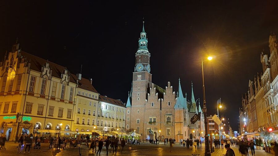 Wroclaw: Guided City Night Tour (2 hours) - Sand Bridge to Sand Island, the calmer stretch of the night