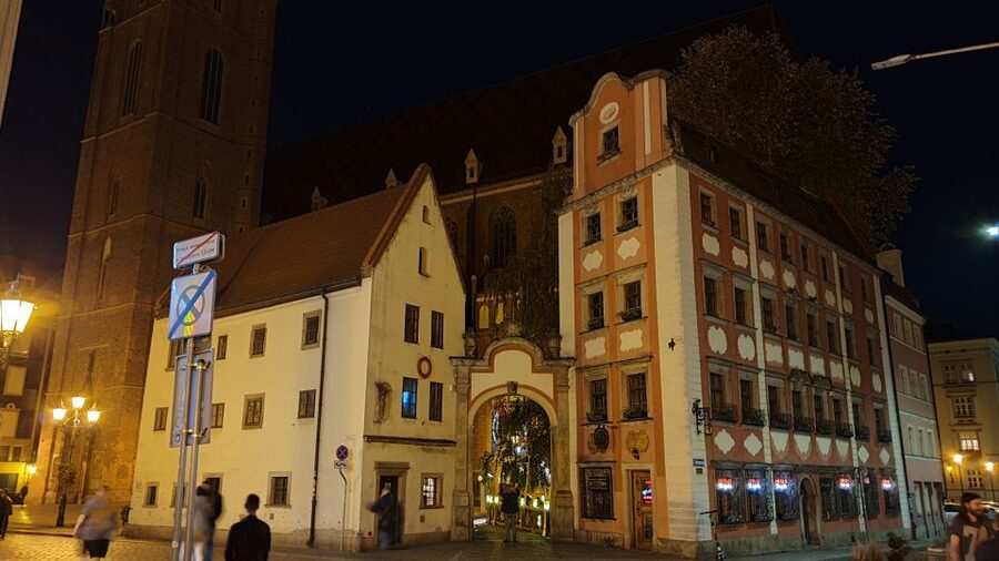 Wroclaw: Guided City Night Tour (2 hours) - Meeting near Piwnica Świdnicka, and what the 2-hour private flow feels like