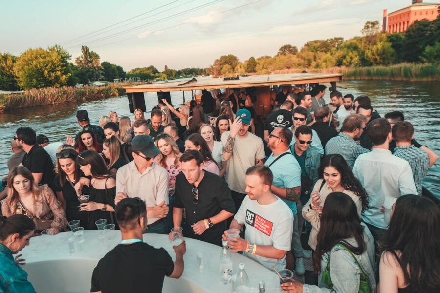 Wroclaw: Oder River Boat Party with Unlimited Drinks - The 2-hour unlimited open bar: exact drinks and smart pacing