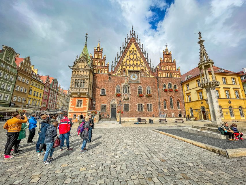 Wrocław: Old Town and Ostrów Tumski Walking Tour in English - Walking from Wrocław’s Market Square to Cathedral Island