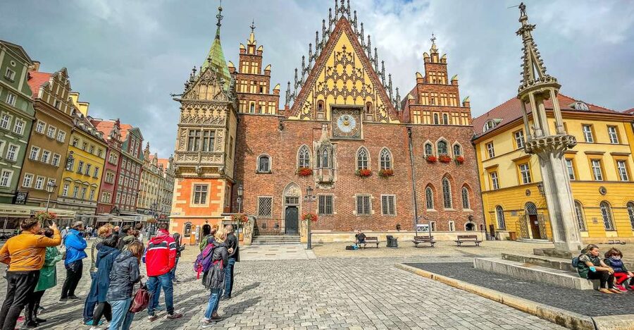 Wrocław: Old Town and Ostrów Tumski Walking Tour in English - Starting Point: the Fredro Statue in the Market Square