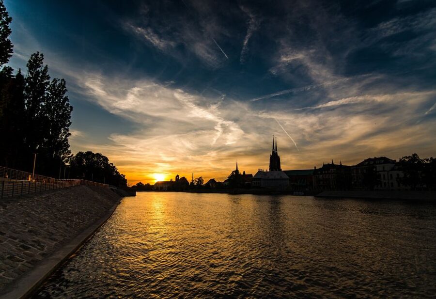 Wroclaw: Old Town Highlights Private Walking Tour - Oder River views, Market Hall, and what the 3-hour option adds