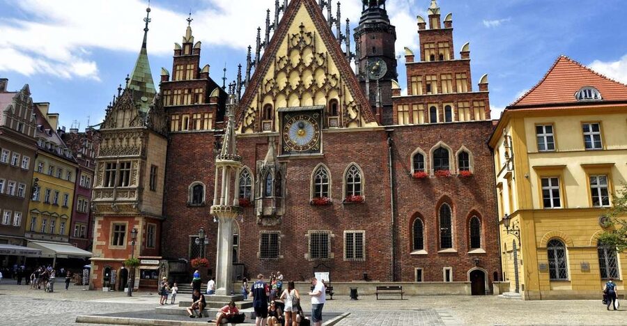 Wrocław: Ostrów Tumski and Old Town Highlights Private Tour - Price and value for a licensed private guide at $115 per person