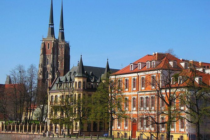 Wroclaw: Ostrow Tumski & Old Town Highlights Private Walking Tour - Starting at Plac Katedralny and the gnome hunt that sets the tone