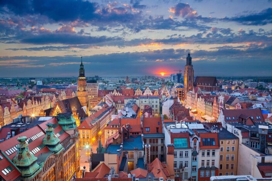 Wroclaw: Private custom tour with a local guide - Squares, historic facades, and museum exteriors on foot