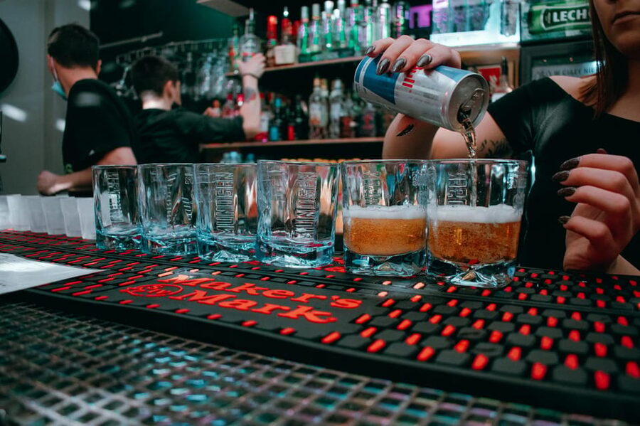 Wroclaw: Pub Crawl with Unlimited Drinks and VIP Club Entry - The logistics that matter: meeting point and what to bring