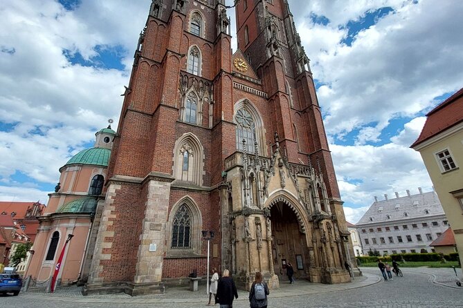 Wrocław’s Old Town: A Self-Guided History Tour - Jaś i Małgosia and St. Elizabeth’s Church Tower Views