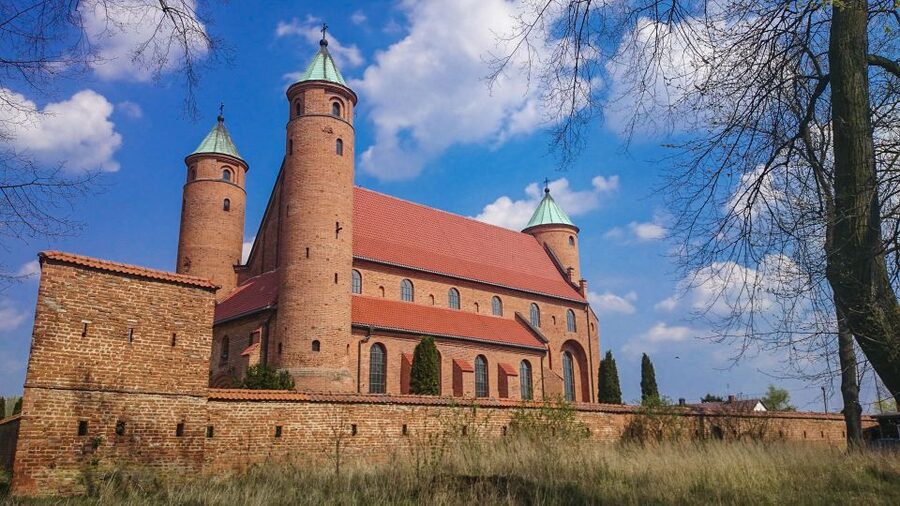 Zelazowa Wola: Frederic Chopin Half-Day Private Tour - Brochow’s church stop: Gothic-Renaissance, 16th-century fortified character, and family milestones